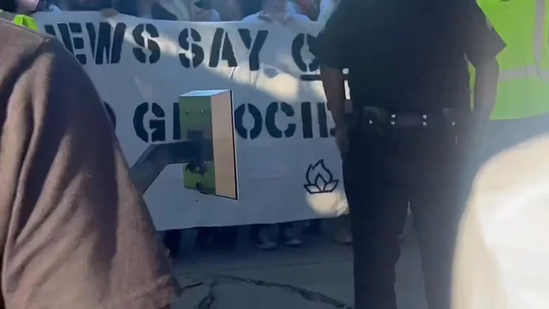 Protest Outside Vp Kamala Harris Los Angeles Home 2
